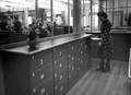 163893, Interieur van het (verbouwde) N.S.-station Den Haag H.S. te Den Haag: plaatskaartenkantoor., Schaik, W.P.F.M. van (Nederlandse Spoorwegen), fotograaf
