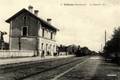 5 - VELINES (Dordogne) - La gare du P.O. et l'arrivée d'un train.