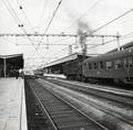 169785, Afbeelding van een Duitse trein met stoomlocomotief langs het perron van het N.S.-station Venlo., Hessels, L. (Nederlandse Spoorwegen), fotograaf