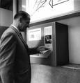 166724, Afbeelding van een man bij een geldwisselautomaat in het N.S.-station Utrecht C.S. te Utrecht., Nederlandse Spoorwegen, fotograaf
