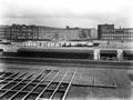 164215, Overzicht van de Spoorwegwerken Amsterdam Oost, vanuit het seinhuis Post VI bij het in aanbouw zijnde N.S.-station Amsterdam Muiderpoort (voorgrond), uit het zuidwesten, met het tijdelijke noordelijke hulpperron en op de achtergrond de Insulindeweg.