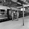 854140, Afbeelding van de Hotelplan Expres langs het perron van het N.S.-station Den Haag H.S. te Den Haag., Nederlandse Spoorwegen, fotograaf