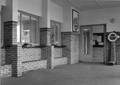 152509, Interieur van de hal met loketten in het N.S.-station Krommenie-Assendelft te Krommenie., Nederlandse Spoorwegen, fotograaf