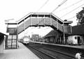 150589, Gezicht op perrons en de voetgangersbrug van het N.S.-station Putten te Putten, met een naderende trein bestaande uit electrische treinstellen mat. 1954., Nederlandse Spoorwegen, fotograaf