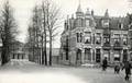 4435, Gezicht in de Johan van Oldenbarneveltlaan te Utrecht met op de achtergrond het station Maliebaan en rechts de huizen Maliesingel 29 en 30 (rechts).