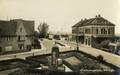 164812, Gezicht op het stationsplein te Weesp, met rechts het N.S.-station Weesp.