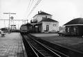 153288, Gezicht op de perronzijde van het N.S.-station Steenwijk te Steenwijk met langs het perron een electrisch treinstel mat. 1954 van de N.S., Nederlandse Spoorwegen, fotograaf