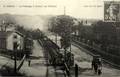 4 - LISIEUX - Le Passage à niveau rue d'Orbec - Vue sur la gare (train).