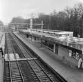 153072, Gezicht op de perronzijde van het N.S.-station Driebergen-Zeist te Driebergen-Rijsenburg, met links op de achtergrond de overwegwachterspost., Nederlandse Spoorwegen, fotograaf