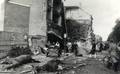 97570, Afbeelding van de ravage aan de huizen Catharijnesingel 19 - 21a (links, hoek met het Leidseveer) te Utrecht na het geallieerde bombardement op het Centraal Station.