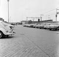 856916, Gezicht op de parkeerplaats bij het N.S.-station Rijswijk te Rijswijk., Nederlandse Spoorwegen, fotograaf