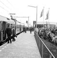 824997, Afbeelding van de opening van het N.S.-station Utrecht Overvecht te Utrecht, na de aankomst van de eerste trein., Nederlandse Spoorwegen, fotograaf