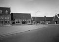 150608, Gezicht op een gedeelte van de voorgevel van het N.S.-station Roosendaal te Roosendaal met rechts de bijbehorende fietsenstalling., Nederlandse Spoorwegen, fotograaf