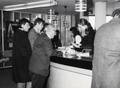 169339, Interieur van het N.S.-station Utrecht C.S. te Utrecht: inlichtingenbureau., Nederlandse Spoorwegen, fotograaf