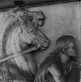 153746, Detail van het reliëf aan de linkertoren van het N.S.-station Amsterdam C.S. te Amsterdam voorstellende een mansfiguur met twee paarden., Nederlandse Spoorwegen, fotograaf