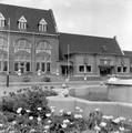 150607, Gezicht op een gedeelte  van de voorgevel van het N.S.-station Roosendaal te Roosendaal., Nederlandse Spoorwegen, fotograaf