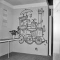 846580, Afbeelding van de tentoonstelling ter gelegenheid van de opening van het nieuwe N.S.-station Beverwijk, met een tekening van de fantasie-locomotief "De Bever" door tekenaar Andries Frederiks van de N.S., Hessels, L. (Nederlandse Spoorwegen), fotograaf