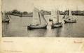 170118, Afbeelding van enkele zeilboten in de haven van Stavoren, met links op de achtergrond het H.S.M.-station Stavoren.