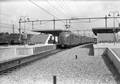 841195, Gezicht op de perrons van het nieuwe N.S.-station Beverwijk te Beverwijk, met een electrisch treinstel mat. 1936., Hessels, L. (Nederlandse Spoorwegen), fotograaf