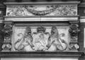 156035, Afbeelding van een reliëf, voorstellende het Nederlandse Wapenschild, aan de voorgevel van het N.S.-station Den Haag H.S. te Den Haag., Nederlandse Spoorwegen, fotograaf