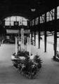157419, Gezicht op het tweede perron van het N.S.-station Amersfoort te Amersfoort met versieringen ter gelegenheid van het 100-jarig jubileum van de Nederlandse Spoorwegen., Otto Fotobureau, fotograaf