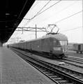 155088, Afbeelding van enkele treinstellen mat. 1946 van de N.S. (vooraan nr. 657) op het emplacement bij het N.S.-station Zaandam te Zaandam., Nederlandse Spoorwegen, fotograaf