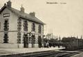 GARGENVILLE - La Gare - Départ d'un train.