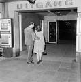 824828, Afbeelding van een man en een vrouw bij de uitgang van het N.S.-station Rotterdam C.S., Nederlandse Spoorwegen, fotograaf
