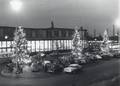 128149, Gezicht op het Centraal Station (Stationsplein) te Utrecht, bij avond, met enkele kerstbomen., Hofland, L.H., fotograaf