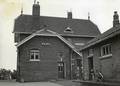 150410, Gezicht op een zijgevel van het N.S.-station te Hemmen-Dodewaard., Nederlandse Spoorwegen, fotograaf