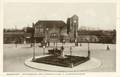 13087, Gezicht op het Stationsplein en de voorgevel van het station te Amersfoort; met op de voorgrond het borstbeeld van  Johan van Oldenbarnevelt.