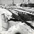 169543, Afbeelding van propaangashouders voor de verwarming van wissels teneinde bevriezing ervan tegen te gaan op het emplacement van het N.S.-station Utrecht C.S. te Utrecht., Hessels, L. (Nederlandse Spoorwegen), fotograaf