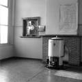 166065, Interieur van het N.S.-station Deinum te Deinum: wachtkamer, met loket., Nederlandse Spoorwegen, fotograaf