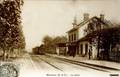 MENNECY (S.-et-O.) - Un train arrive en gare de Mennecy.