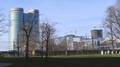 902284, Gezicht over Park Nieuweroord te Utrecht op het hoofdkantoor van de Rabobank aan de Croeselaan, met daarvoor het spoorwegemplacement aan de zuidzijde van NS-station Utrecht Centraal, vanaf de Laan van Puntenburg., Goosen, D.C., fotograaf