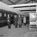 846582, Afbeelding van de tentoonstelling ter gelegenheid van de opening van het nieuwe N.S.-station Beverwijk, met commissaris van de koningin dr. M.J. Prinsen, president-directeur ir. J. Lohmann en burgemeester J.G.S. Bruinsma die te tentoonstelling bezoeken., Hessels, L. (Nederlandse Spoorwegen), fotograaf