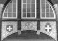 156157, Afbeelding van een tableau van sectieltegels aan de gevel van het N.S.-station Roosendaal te Roosendaal, voorstellende de wapenschilden van Zwitserland en Italië en een wereldbol., Nederlandse Spoorwegen, fotograaf
