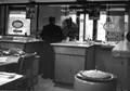 165656, Interieur van het N.S.-station Delfzijl te Delfzijl: plaatskaartenkantoor., Nederlandse Spoorwegen, fotograaf