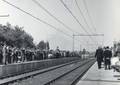 171133, Afbeelding van de belangstellenden op het perron van het N.S.-station Etten-Leur tijdens de feestelijke opening van het station., Nederlandse Spoorwegen, fotograaf