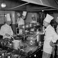 837122, Interieur van het N.S.-station Utrecht C.S. te Utrecht: keuken van de restauratie, met de koks., Hessels, L. (Nederlandse Spoorwegen), fotograaf