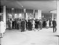 166007, Afbeelding van reizigers in de rij voor de loketten in de hal van het N.S.-station Utrecht C.S. te Utrecht., Nederlandse Spoorwegen, fotograaf
