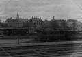 156865, Afbeelding van een aantal rijtuigen en goederenwagens van de Staatsspoorwegen op het emplacement van het station Groningen., Onbekend