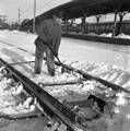 155194, Afbeelding van een wegwerker die een ingesneeuwd wissel uitgraaft bij het N.S.-station Utrecht C.S. te Utrecht., Hessels, L. (Nederlandse Spoorwegen), fotograaf