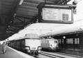 155721, Afbeelding van een Benelux trek-duwtrein van de N.S. en de N.M.B.S. langs het perron van het N.S.-station Roosendaal te Roosendaal., Stellingwerff, J.J., fotograaf