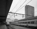 812243, Afbeelding van enkele treinen langs de perrons van het N.S.-station Utrecht C.S. (Centraal Station, Stationsplein) te Utrecht, met op de achtergrond de Katreinetoren., Fotodienst GAU, fotograaf