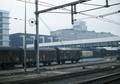 801566, Gezicht op de Jaarbeurstraverse te Utrecht, vanaf een perron van het Centraal Station (Utrecht C.S.), met op de voorgrond de laad- en losplaats van de N.S., Meijnen, W., fotograaf
