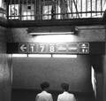166749, Afbeelding van de pictogrammen boven één van de ingangen van de perrontunnel van het N.S.-station Den Haag H.S. te Den Haag., Nederlandse Spoorwegen, fotograaf