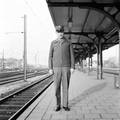 824863, Afbeelding van een stationsassistent van de N.S. in zijn nieuwe uniform op een perron van het N.S.-station Utrecht C.S., Nederlandse Spoorwegen, fotograaf