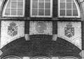 156156, Afbeelding van een tableau van sectietegels aan de gevel van het N.S.-station Roosendaal te Roosendaal, voorstellende de wapenschilden van Zweden en Noorwegen en een wereldbol., Nederlandse Spoorwegen, fotograaf
