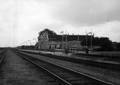 153143, Gezicht op de perronzijde van het N.S.-station Kesteren-Rhenen te Kesteren.